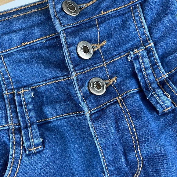 Ally Denim Shorts - Size 8 - Excellent - Picture 2 of 11